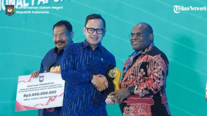 TEKAN PENGANGGURAN - Papua Tengah dan Papua Pegunungan jadi provinsi terbaik tekan pengangguran di Papua dalam malam Apresiasi Pemerintah Daerah Berprestasi Regional Papua Tahun 2026 yang digelar di Abepura, Jayapura, Senin (22/6/2026