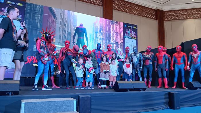 SPIDER-VERSE INDONESIA - Para cosplayer Spider-Man dari Komunitas Spider-Verse Indonesia tampil di panggung Indonesia Comic Con 2025 di Jakarta, Minggu (26/10/2025). Komunitas pecinta Spider-Man ini berbagi pengalaman dan berinteraksi dengan para pengunjung.
