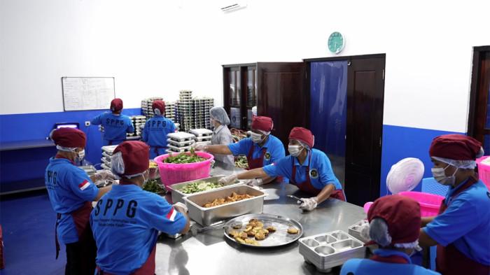 DAPUR MBG - Para pekerja di dapur Satuan Pelayanan Pemenuhan Gizi (SPPG) Ramadana, di Kecamatan Loura, Kabupaten Sumba Barat Daya, Nusa Tenggara Timur, sedang menyiapkan menu makan siang untuk para siswa sekolah.