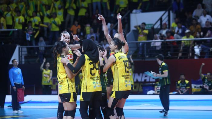 BERSELEBRASI - Para pemain Gresik Phonska Plus Indonesia berselebrasi setelah mencetak poin pada pertandingan Final Four Proliga 2026 melawan Jakarta Popsivo Polwan di GOR Jawa Pos Arena, Surabaya, Jawa Timur, Jumat (3/4) malam WIB. Gresik Phonska menang 3-0.