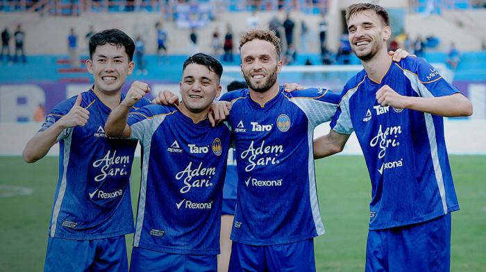 SELEBRASI - Para pemain PSIM Yogyakarta merayakan gol saat melawan Dewa United pada pekan ke-10 Super League di Stadion Sultan Agung Bantul, Rabu (22/10/2025) sore WIB. PSIM berhasil menang 2-0.