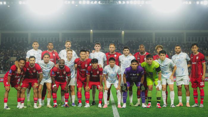 FOTO BERSAMA - Para pemain Persis Solo dan PSIM Yogyakarta foto bersama sebelum laga Derby Mataram antara Persis Solo vs PSIM pada pekan ke-12 Super League di Stadion Manahan, Sabtu (8/11/2025) malam WIB. Duel keduanya berakhir imbang 2-2.