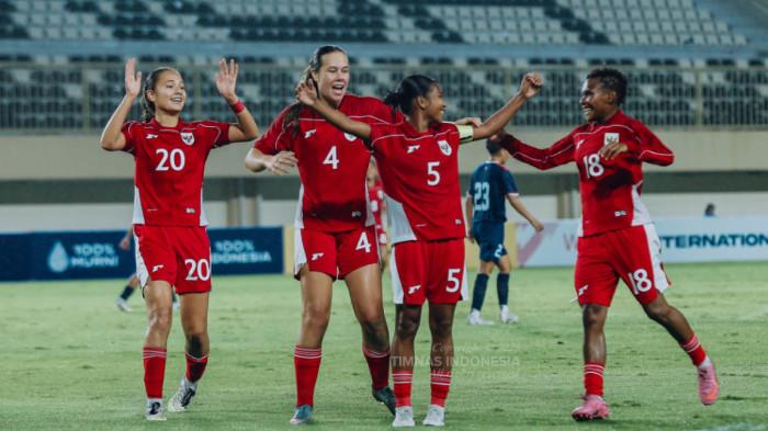 SELEBRASI - Para pemain Timnas Putri Indonesia merayakan gol saat pertandingan uji coba melawan Nepal di Stadion Maguwoharjo Sleman, pada Rabu (26/11/2025) malam WIB. Timnas Putri Indonesia berhasil menang 2-1.