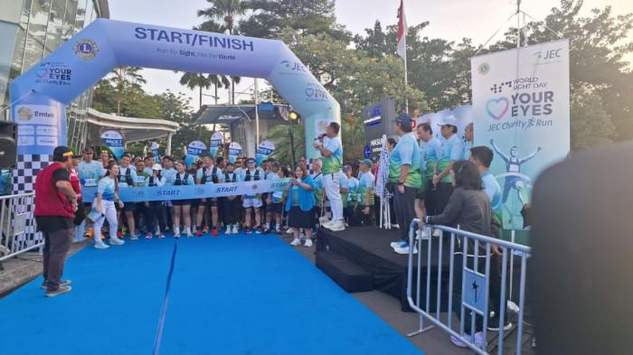 JEC CHARITY RUN 2025 -  Para peserta lomba lari JEC Charity Run 2025 saat berada di garis start yang berada di mulai dari di sekitar kawasan RS Mata, Kedoya, Jakarta Barat, Minggu (26/10/2025) pagi.