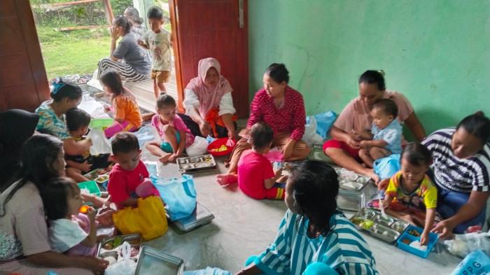 MANFAAT MBG - Para siswa tengah menikmati Makan Bergizi Gratis (MBG) di Kabupaten Cilacap. (IST)