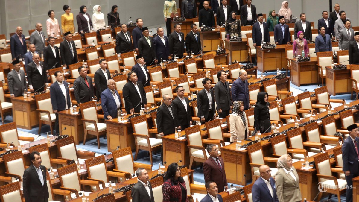 RAPAT PARIPURNA - Sejumlah Anggota DPR mengikuti Rapat Paripurna ke-17 Masa Persidangan IV Tahun Sidang 2025-2026 di Kompleks Parlemen, Senayan, Jakarta, Selasa (21/4/2026). Rapat paripurna tersebut beragendakan Penyampaian Ikhtisar Hasil Pemeriksaan (IHPS) Semester II Tahun 2025 beserta Laporan Hasil Pemeriksaan (LHP) Semester II Tahun 2025 oleh BPK RI, Pengesahan RUU Perlindungan Pekerja Rumah Tangga (PPRT) menjadi Undang-Undang, Pengesahan RUU Perlindungan Saksi dan Korban menjadi Undang-Undang dan Penutupan Masa Persidangan IV Tahun Sidang 2025-2026. TRIBUNNEWS/IRWAN RISMAWAN