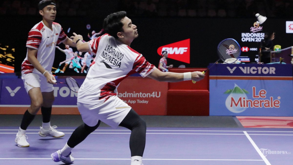 INDONESIA OPEN 2025 - Pebulu tangkis ganda putra Indonesia Leo Rolly Carnando dan Bagas Maulana mengembalikan kok ke arah pebulu tangkis ganda putra India Satwiksairaj Rankireddy dan Chirag Shetty pada babak 32 besar Kapal Api Indonesia Open 2025 di Istora Senayan, Gelora Bung Karno, Jakarta, Selasa (3/6/2025). Leo dan Bagas gagal melaju ke babak 16 besar setelah kalah dengan skor 21-18, 18-21 dan 14-21. TRIBUNNEWS/IRWAN RISMAWAN