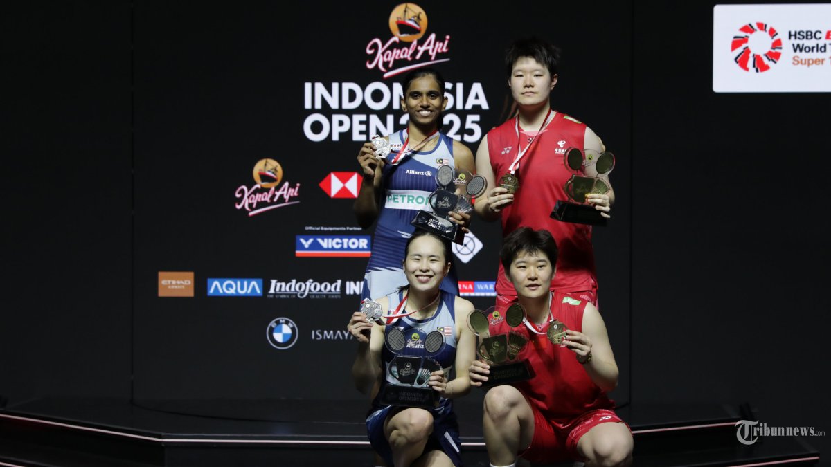 INDONESIA OPEN 2025 - Pebulu tangkis ganda putri ChinaLiu Sheng Shu dan Tan Ning bersama pebulu tangkis ganda putri Malaysia Pearly Tan dan Thinaah Muralitharan menunjukkan medali usai babak final Kapal Api Indonesia Open 2025 di Istora Senayan, Gelora Bung Karno, Jakarta, Minggu (8/6/2025). Pasangan Liu dan Tan berhasil menjuarai Indonesia Open 2025 usai menang dengan skor 23-25, 21-12 dan 21-19. TRIBUNNEWS/IRWAN RISMAWAN
