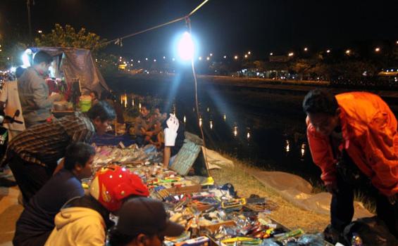 Ngabuburit di Pasar Kaget Kanal Banjir Timur