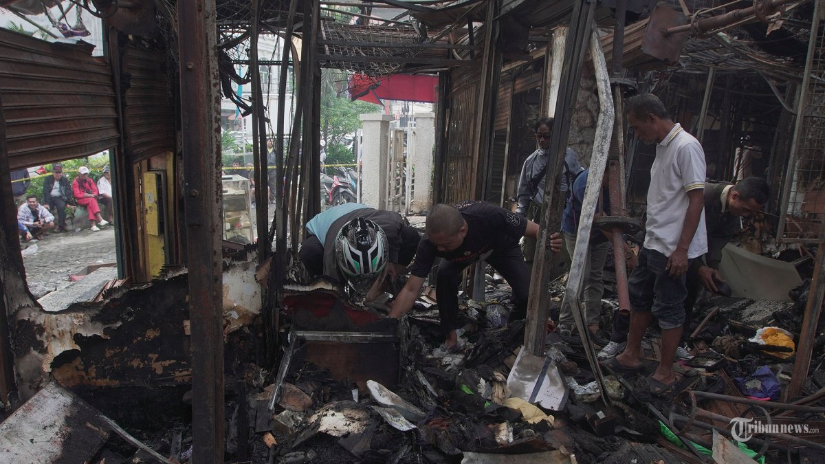 PASCA KEBAKARAN - Pedagang mengambil barang dagangan usai kebakaran di Pasar Taman Puring, Jakarta Selatan, Selasa (29/7/2025). Pasar taman puring kebakaran pada senin (28/7) sekitar pukul 18.00 WIB yang menghanguskan ratusan kios pedagang. Pantauan Tribunnews dilapangan seluruh kios pedagang seperti sepatu, pakaian, elektronik dan perlengkapan mobil hangus terbakar. Tribunnews/Jeprima