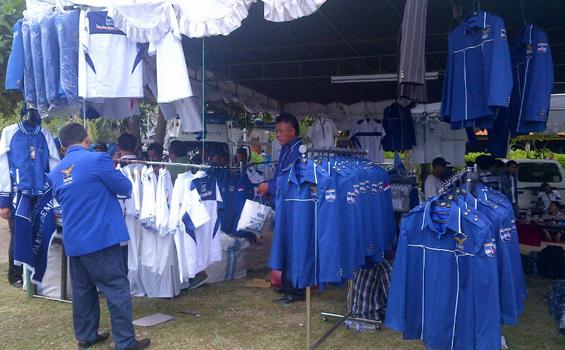 Pantai Sanur Jadi Pasar Baju Demokrat