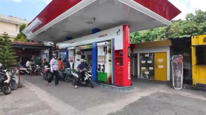Pertamina Patra Niaga menambah volume pasokan BBM ke SPBU untuk mengantisipasi lonjakan kebutuhan di Kalbar selama libur panjang.

Suplai BBM ditambah hingga mencapai 140 persen dari kondisi normal dan meningkatkan frekuensi pengiriman ke SPBU prioritas. 