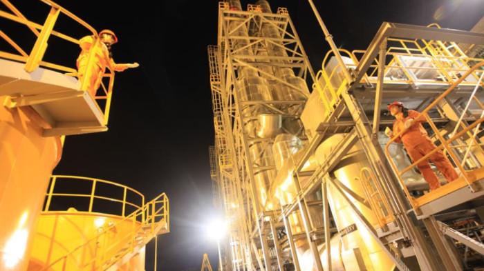 PASOKAN LISTRIK - Petugas PT PLN Indonesia Power menjalankan tugas hingga malam hari untuk memastikan pasokan listrik beroperasi optimal mendukung kebutuhan listrik masyarakat dan objek vital saat bencana banjir melanda Bali pada Selasa (9/9/2025).
