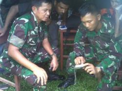 Pasukan TNI Turunkan Makanan ke Lokasi Pesawat Jatuh