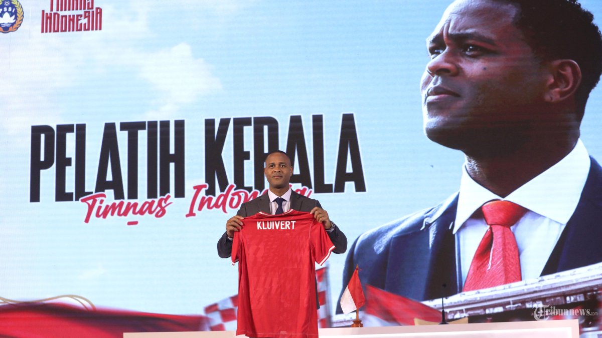 Pelatih Kepala Timnas Indonesia Patrick Kluivert menunjukkan jersey Timnas Indonesia saat konferensi pers di Jakarta, Minggu, (12/1/2025). Pelatih Kepala Timnas Indonesia Patrick Kluivert bersama Asisten Pelatih Denny Landzaat dan Alex Poster resmi resmi diperkenalkan dengan kontrak selama dua tahun untuk menangani Timnas Indonesia menggantikan Pelatih Kepala sebelumnya Shin Tae-yong yang diberhentikan oleh PSSI. TRIBUNNEWS/IRWAN RISMAWAN