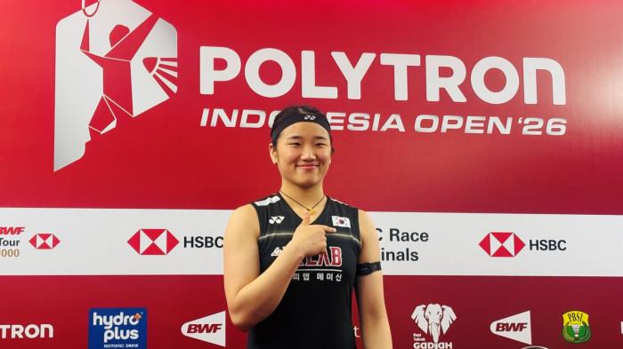 ANDALAN KORSEL - Pebulutangkis tunggal putri nomor satu dunia asal Korea Selatan, An Se Young, memberikan pose menunjuk bendera negaranya saat menghadiri sesi konferensi pers usai laga babak pertama Indonesia Open 2026 di Istora Senayan, Jakarta, Rabu (3/6/2026). An Se Young sukses melaju ke babak 16 besar setelah mengandaskan perlawanan wakil Turki, Neslihan Arin, dengan skor 21-18 dan 21-6. TRIBUNNEWS/Alfarizy