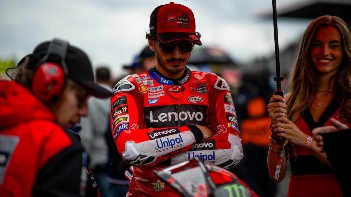 EKSPRESI BAGNAIA - Pembalap Italia besutan Ducati Lenovo, Pecco Bagnaia, di atas motornya sebelum main race MotoGP Prancis 2025 di Sirkuit Le Mans, pada 11 Mei 2025 dimulai. (Foto: Ducati Lenovo)