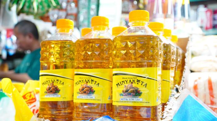 MINYAKITA DI ATAS HET - Kepala Badan Pangan Nasional Andi Amran Sulaiman mendapati harga minyak goreng Minyakita masih dijual di atas ketentuan Harga Eceran Tertinggi (HET) Rp 15.700 per liter di Pasar Wonokromo, Surabaya, Selasa (23/12/2025).