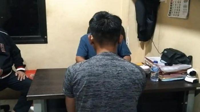 PEGAWAI SPPG TEWAS - Andi menyerahkan diri ke Polsek Ilir Barat I Palembang pada Selasa (27/1/2026) malam, dan mengaku sebagai pelaku pembunuhan terhadap seorang wanita yang jasadnya ditemukan membusuk di kebun nanas Desa Gaung Asam, Kecamatan Belida, Kabupaten Muara Enim.