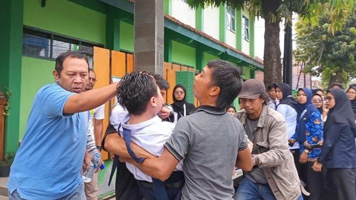 SISWA KESURUPAN MASSAL - Pelajar SMPN 4 Jember mengalami kesurupan pada Senin (17/2/2025). Satu dari 32 siswa SMPN 4 Jember di Kelurahan Jemberlor Kecamatan Patrang Jember, Jawa Timur yang dievakuasi usai mengalami kejang dan teriak histeris. (Kompas.com/Bagus Supriadi)