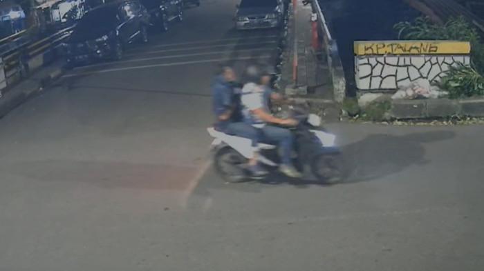 PENYIRAM AIR KERAS - Pelaku penyiram air keras terhadap aktivis Kontras melintas di lokasi kejadian di wilayah Jakarta Pusat, Kamis (12/3/2026).