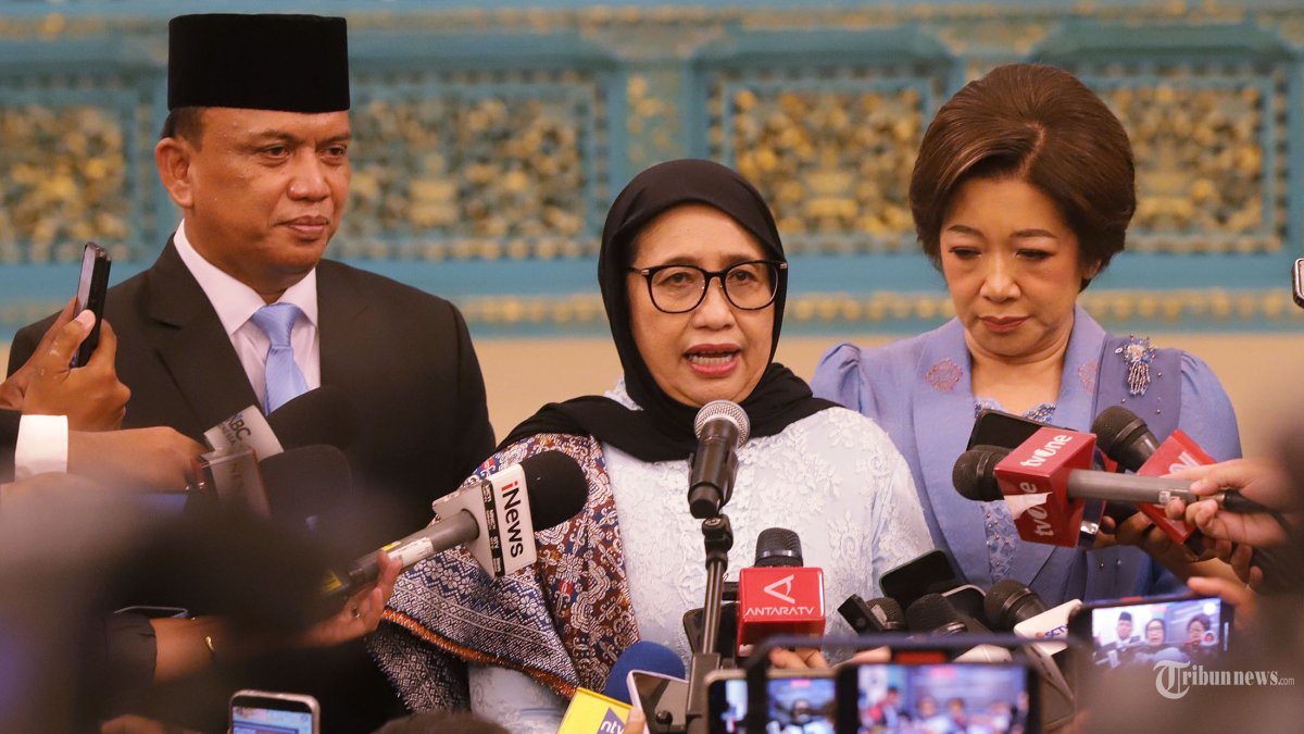 PELANTIKAN - Kepala Badan Gizi Nasional (BGN) Nanik S. Deyang bersama Wakil Kepala BGN Agustina Arumsari dan Trenggono memberikan keterangan pers usai pelantikan di Istana Negara, Jakarta, Senin (8/6/2026). Kepala Badan Gizi Nasional (BGN) Nanik S Deyang membantah isu penyaluran dana program Makan Bergizi Gratis (MBG) terhambat atau dihentikan. Menurut dia, pencairan dana untuk operasional program telah dilakukan sejak Jumat (5/6) lalu dan kembali dilanjutkan pada awal pekan ini. Nanik mengatakan sebagian informasi yang beredar terkait kendala penyaluran dana MBG tidak sepenuhnya benar. Tribunnews/Jeprima
