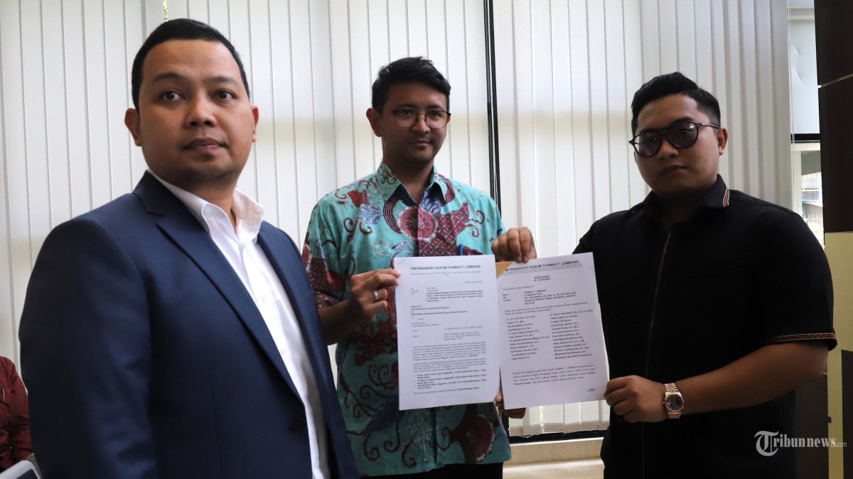 PELAPORAN HAKIM - Kuasa hukum Mantan Menteri Perdagangan Thomas Trikasih Lembong menunjukkan berkas pelaporan tiga hakim Pengadilan Tipikor pada PN Jakarta Pusat di Mahkamah Agung, Jakarta, Senin (4/8/2025). Laporan terhadap Ketua Majelis Hakim Dennie Arsan Fatrika serta dua Hakim Anggota, yakni Purwanto S. Abdullah dan Alfis Setyawan merupakan buntut dari putusan majelis hakim yang menjatuhkan vonis 4,5 tahun penjara kepada Tom dalam kasus importasi gula. TRIBUNNEWS/IRWAN RISMAWAN