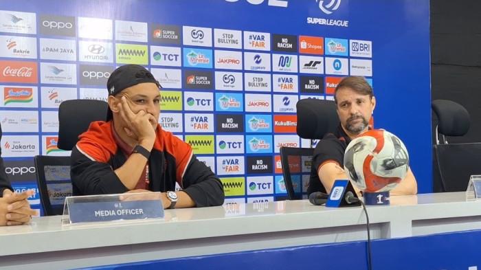 TIGA POIN - Pelatih Persija Jakarta, Mauricio Souza, bersama dengan pemainya Alaaeddine Ajaraie melakukan koferenis pers usai mengalahkan PSM Makassar dengan skor 2-1 di Jakarta International Stadium, Sunter, Jakarta Utara, Jumat (20/2/2026).