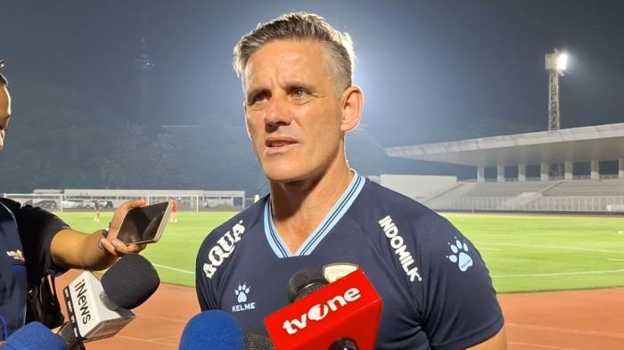 UNGKAP PERSIAPAN TIMNAS - Pelatih Timnas Indonesia, John Herdman saat diwawancarai terkait persiapan skuad Garuda jelang tampil pada dua laga FIFA Matchday kontra Oman dan Mozambik di Stadion Madya, Senayan, Jakarta, Senin (1/6/2026). Tribunnews/Abdul Majid