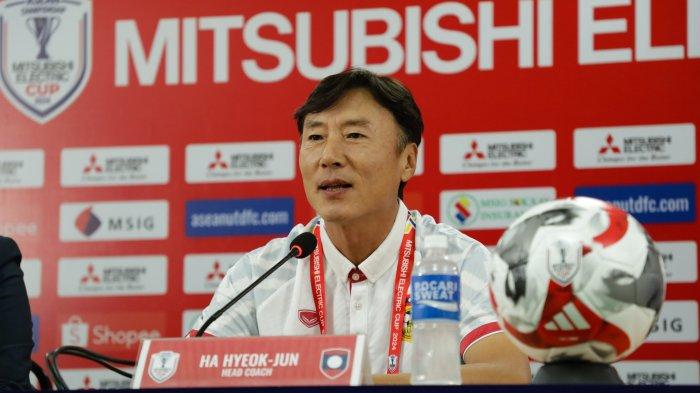 Pelatih Timnas Laos asal Korea Selatan Ha Hyeok-jun berbicara pada sesi konferensi pers turnamen Piala AFF 2024.