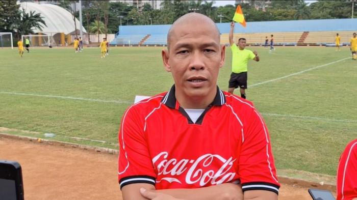 PERSIAPAN TURNAMEN - Pelatih Timnas U-20 Indonesia, Nova Arianto. Dia menjelaskan soal persiapan Timnas U-20 untuk tampil pada beberapa turnamen di tahun 2026, Stadion Soemantri Brodjonegoro, Kuningan, Jakarta, Rabu (10/12/2025). 