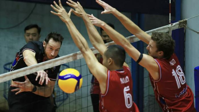 LATIHAN - Pelatih asal Amerika Serikat, David Lee (paling kiri) saat melatih para pemain LavAni dalam persiapan mengarungi Proliga 2026 yang bergulir 8 Januari di Pontianak, Kalimantan Barat.