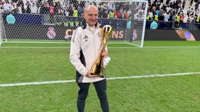Pelatih fisik Real Madrid, Antonio Pintus mengangkat piala
