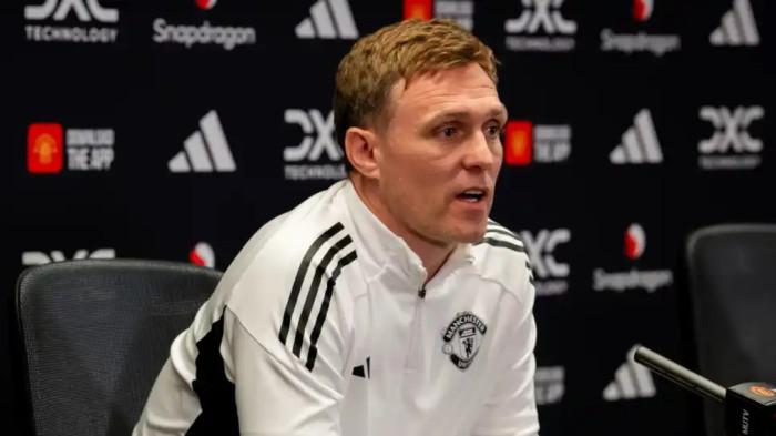 PELATIH MU - Pelatih interim Manchester United, Darren Fletcher saat konferensi pers pra-pertandingan lawan Burnley di Liga Inggris 2025/2026.