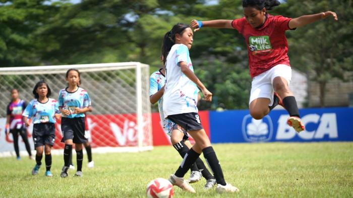 Pemain Milklife soccer challange melompat