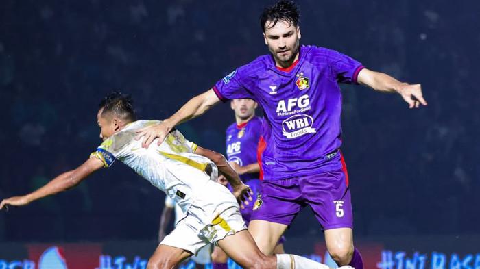 BERDUEL - Pemain Persik Kediri, Jon Miquel Toral atau Kiko (kanan) berduel melawan pemain Bhayangkara FC dalam pertandingan Super League di Stadion Brawijaya Kediri pada Jumat (22/2/2026) malam.