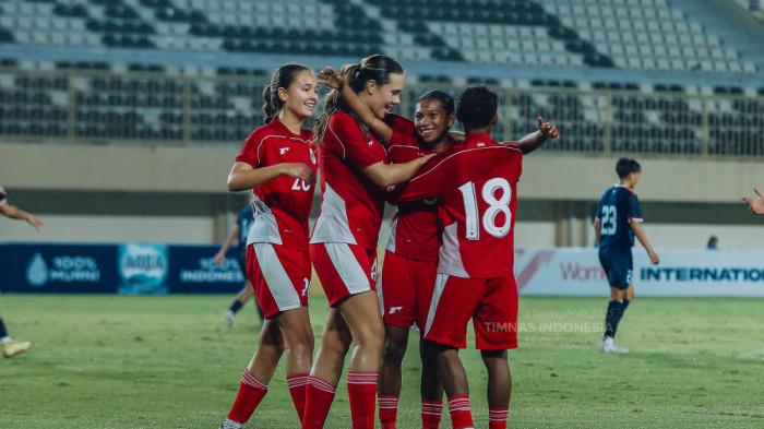 SELEBRASI - Para pemain Timnas Putri Indonesia merayakan gol saat pertandingan uji coba melawan Nepal di Stadion Maguwoharjo Sleman, pada Rabu (26/11/2025) malam WIB. Timnas Putri Indonesia berhasil menang comeback 2-1.