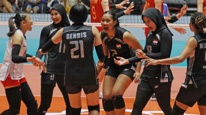 BERSELEBRASI - Para pemain Timnas Voli Putri Indonesia berselebrasi setelah mencetak poin pada pertandingan melawan Vietnam pada babak preliminary phase Pool B AVC Nations Cup 2026 for Women's di Candon City Arena, Ilicos Sur, Filipina, Senin (8/6) sore WIB.