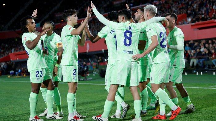 Pemain depan Barcelona Ferran Torres merayakan gol pertamanya bersama rekan satu timnya selama pertandingan Liga Spanyol malwan RCD Mallorca di stadion Mallorca Son Moix di Palma de Mallorca pada tanggal 3 Desember 2024.