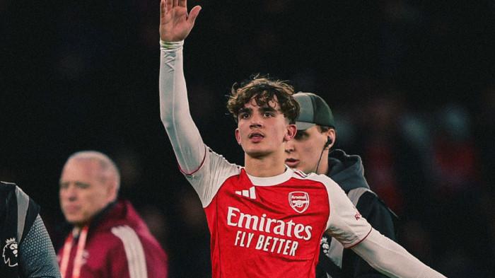 MELAMBAIKAN TANGAN - Pemain muda Arsenal, Max Dowman melambaikan tangan usai pertandingan melawan Everton dalam lanjutan Liga Inggris pekan 30 di Emirates Stadium, Minggu (15/3/2026). Max Dowman mencetak sejarah Liga Inggris sebagai pencetak gol termuda saat berusia 16 tahun 73 hari.