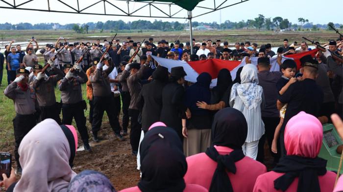PEMAKAMAN BRIPKA ARYA - Suasana prosesi pelepasan dan pemakaman jenazah Bripka (Anumerta) Arya Supena SH, anggota Dit Intelkam Polda Lampung yang gugur dalam tugas. Arya Supena gugur ditembak pelaku pencurian sepeda motor, Sabtu (9/5/2026).