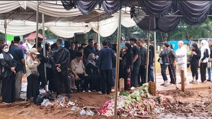 PEMAKAMAN JENAZAH VIDI - Jenazah Vidi Aldiano dimakamkan di TPU Tanah Kusir, Jakarta Selatan. Iring-iringan jenazah tiba di lokasi sekitar pukul 08.30 WIB, Minggu (8/3/2026).