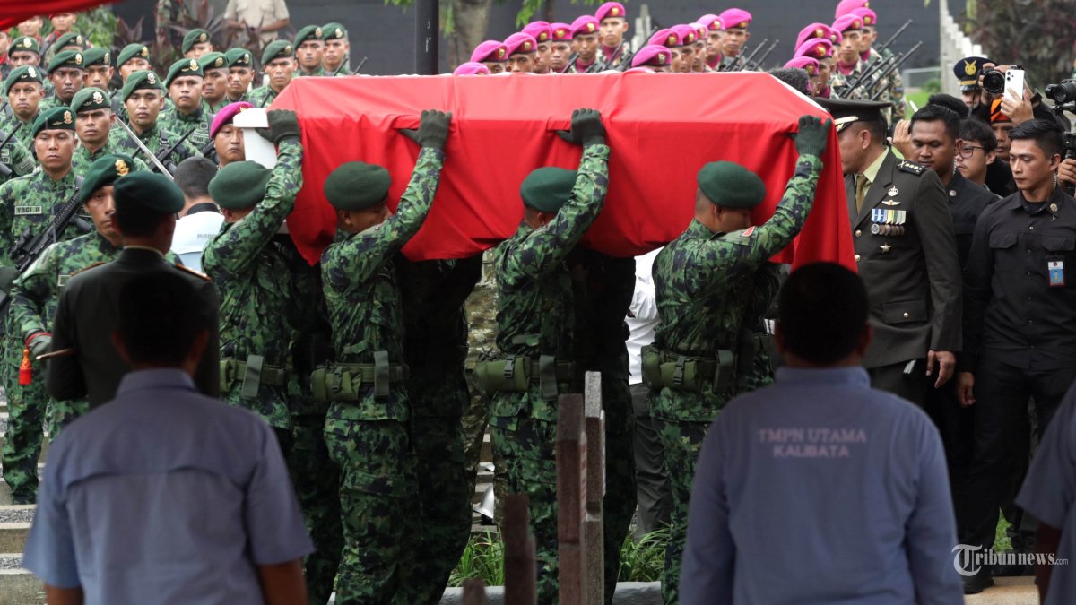 PEMAKAMAN RYAMIZARD RYACUDU - Prajurit TNI membawa peti jenazah mantan Menteri Pertahanan Ryamizard Ryacudu untuk dimakamkan di Taman Makam Pahlawan (TMP) Kalibata, Jakarta, Senin (1/6/2026). Ryamizard Ryacudu meninggal dunia pada usia 76 tahun di Rumah Sakit Pusat Angkatan Darat (RSPAD) Gatot Soebroto, Jakarta, Minggu (31/5/2026) karena sakit. TRIBUNNEWS/IRWAN RISMAWAN