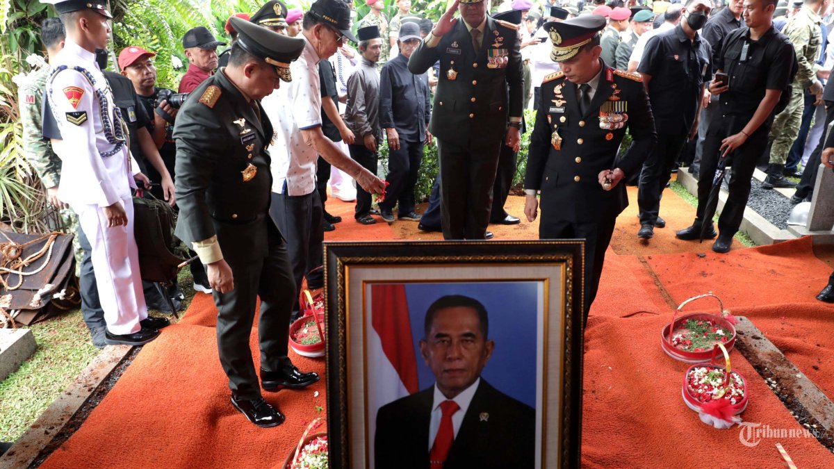 PEMAKAMAN RYAMIZARD RYACUDU - Panglima TNI Jenderal TNI Agus Subiyanto (kiri) bersama Kapolri Jenderal Pol Listyo Sigit Prabowo (kanan) dan Wakil Panglima TNI Jenderal TNI Tandyo Budi Revita (tengah) memberi penghormatan usai upacara pemakaman mantan Menteri Pertahanan Ryamizard Ryacudu di Taman Makam Pahlawan (TMP) Kalibata, Jakarta, Senin (1/6/2026). Ryamizard Ryacudu meninggal dunia pada usia 76 tahun di Rumah Sakit Pusat Angkatan Darat (RSPAD) Gatot Soebroto, Jakarta, Minggu (31/5/2026) karena sakit. TRIBUNNEWS/IRWAN RISMAWAN