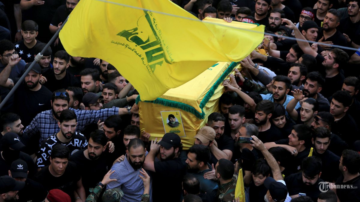PEMAKAMAN - Warga menghadiri pemakaman korban tewas dalam serangan udara Israel di pinggiran selatan Beirut, Lebanon, 24 November 2025. Serangan udara Israel di pinggiran selatan Beirut menewaskan komandan senior Hizbullah, Haytham Ali Al-Tabtabi, pada 23 November, menurut militer Israel dan kelompok Lebanon tersebut. Serangan ini merupakan pembunuhan tingkat tinggi yang semakin memperkeruh gencatan senjata yang telah berlangsung selama setahun. Kementerian Kesehatan Lebanon melaporkan bahwa serangan tersebut menghantam sebuah apartemen di Haret Hreik, menewaskan sedikitnya lima orang dan melukai 28 lainnya. (Xinhua/Bilal Jawich)