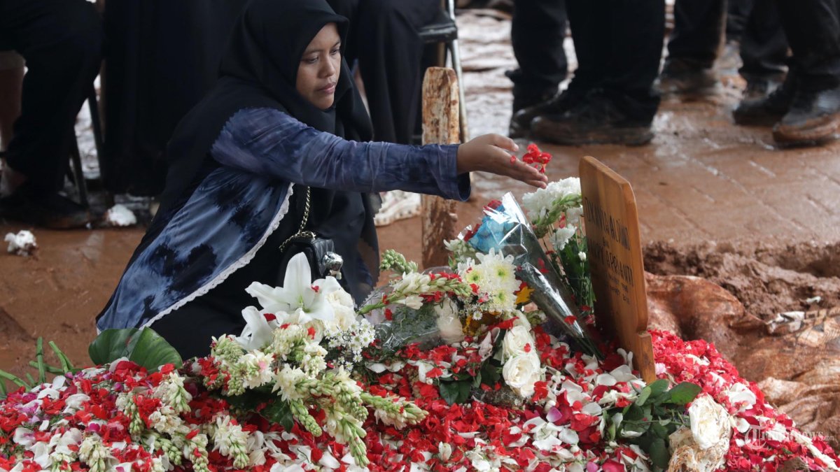 PEMAKAMAN VIDI ALDIANO - Keluarga dan kerabat berdoa di pusara mendiang penyanyi Oxavia Aldiano atau Vidi Aldiano saat pemakaman di TPU Tanah Kusir, Jakarta, Minggu (8/3/2026). Vidi Aldiano meninggal dunia pada Sabtu (7/3) sore dalam usia 35 tahun setelah berjuang melawan sakit kanker selama beberapa tahun terakhir. TRIBUNNEWS/IRWAN RISMAWAN