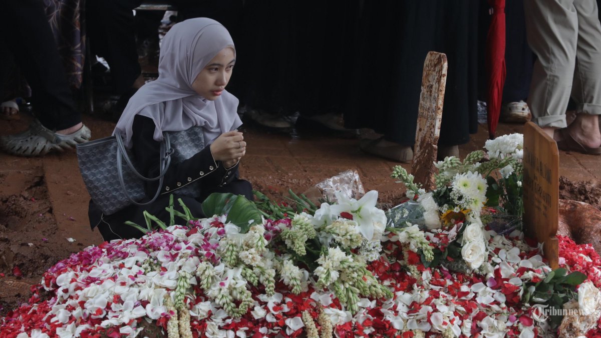 PEMAKAMAN VIDI ALDIANO - Keluarga dan kerabat berdoa di pusara mendiang penyanyi Oxavia Aldiano atau Vidi Aldiano saat pemakaman di TPU Tanah Kusir, Jakarta, Minggu (8/3/2026). Vidi Aldiano meninggal dunia pada Sabtu (7/3) sore dalam usia 35 tahun setelah berjuang melawan sakit kanker selama beberapa tahun terakhir. TRIBUNNEWS/IRWAN RISMAWAN