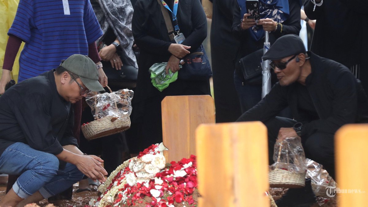 PEMAKAMAN VIDI ALDIANO - Selebriti Deddy Corbuzier (kanan) berdoa di pusara mendiang penyanyi Oxavia Aldiano atau Vidi Aldiano saat pemakaman di TPU Tanah Kusir, Jakarta, Minggu (8/3/2026). Vidi Aldiano meninggal dunia pada Sabtu (7/3) sore dalam usia 35 tahun setelah berjuang melawan sakit kanker selama beberapa tahun terakhir. TRIBUNNEWS/IRWAN RISMAWAN