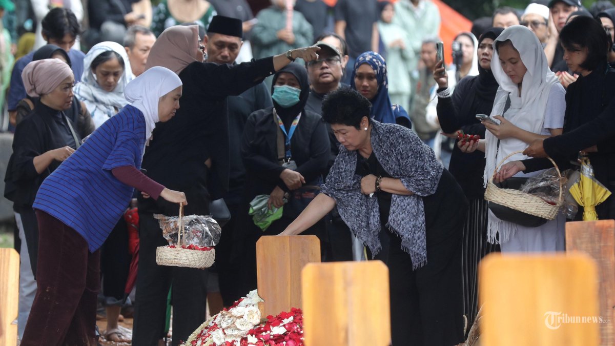 PEMAKAMAN VIDI ALDIANO - Keluarga dan kerabat berdoa di pusara mendiang penyanyi Oxavia Aldiano atau Vidi Aldiano saat pemakaman di TPU Tanah Kusir, Jakarta, Minggu (8/3/2026). Vidi Aldiano meninggal dunia pada Sabtu (7/3) sore dalam usia 35 tahun setelah berjuang melawan sakit kanker selama beberapa tahun terakhir. TRIBUNNEWS/IRWAN RISMAWAN