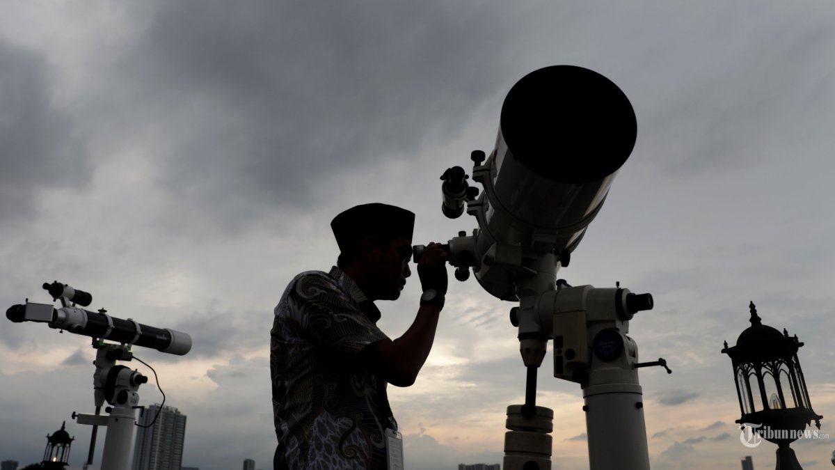 PEMANTAUAN HILAL - Petugas mengamati matahari terbenam menggunakan teleskop saat melakukan pemantauan hilal di Masjid Al-Musari'in, Kembangan Utara, Jakarta, Selasa (17/2/2026). Pemantauan hilal tersebut dilakukan untuk menentukan 1 Ramadan 1447 H. TRIBUNNEWS/IRWAN RISMAWAN
